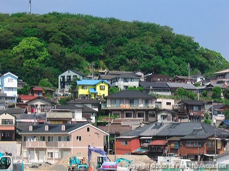 photo of yellow house near Kurosaki station