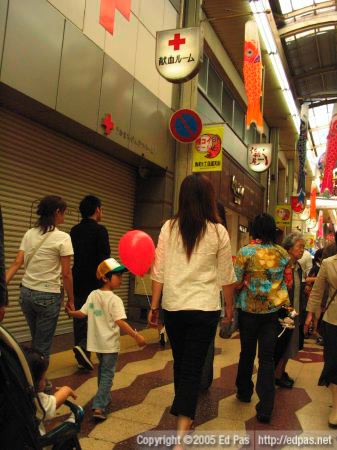 random assortment of people, Kokura arcades