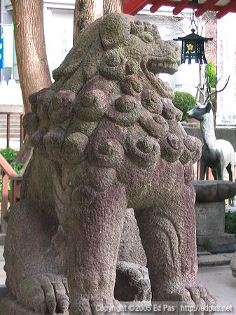 serious-looking lion dog outside the front courtyard gate to Dazaifu Tenmangu