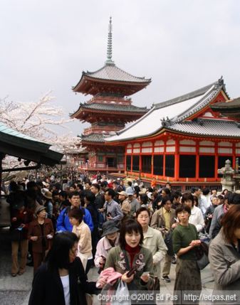 photo of crowds at Kyomizu Temple, Kyoto