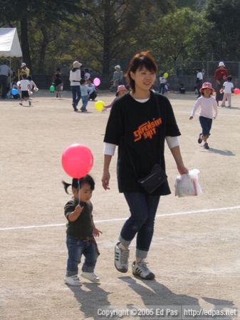 mother wearing questionable shirt, with balloon-toting child, at Tenraiji sports day