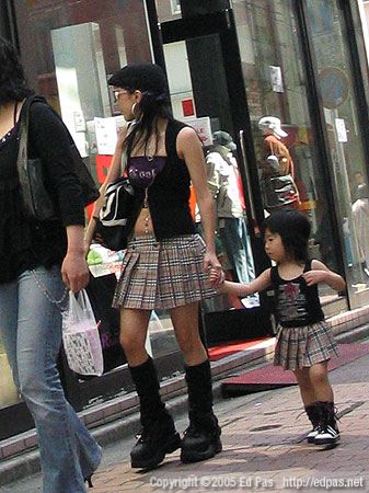 close-up of mom with matching child, in front of Nix/Jam in Kokura