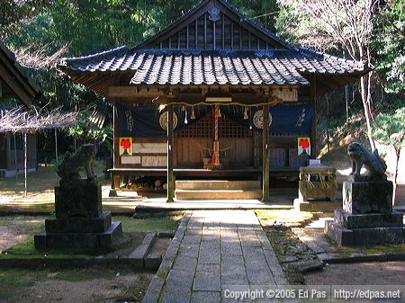 photo showing a pair of shishi (lion dogs) in their natural environment in front of a Shinto shrine